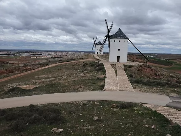 Molinos de viento alineados sobre una colina.