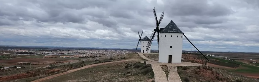 Molinos de viento alineados sobre una colina.