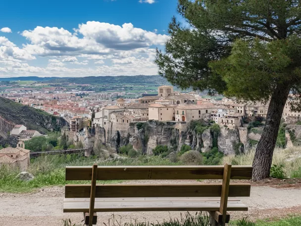 Vista panorámica del casco urbano rodeado de colinas y cielo despejado