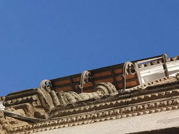 Detalle de portada de piedra decorada visto desde abajo