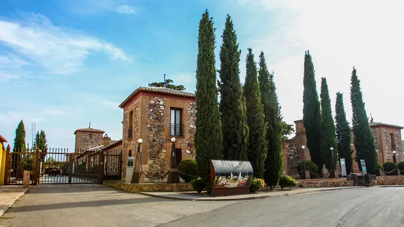 Palacio histórico entre cipreses.