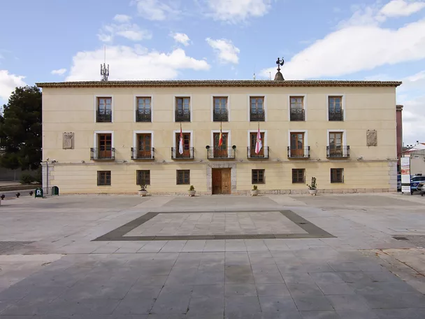 Edificio institucional de fachada simétrica en plaza abierta