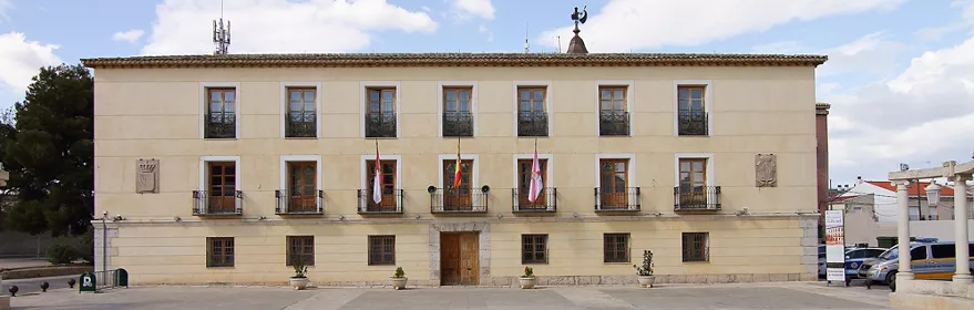 Edificio institucional de fachada simétrica en plaza abierta