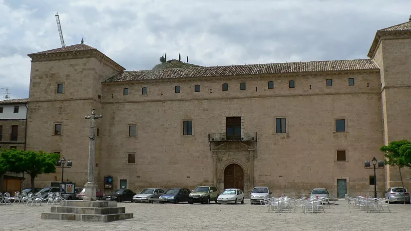 Fachada de palacio renacentista en plaza empedrada