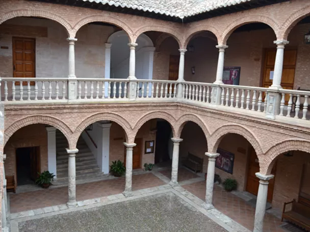Patio porticado con galerías de ladrillo