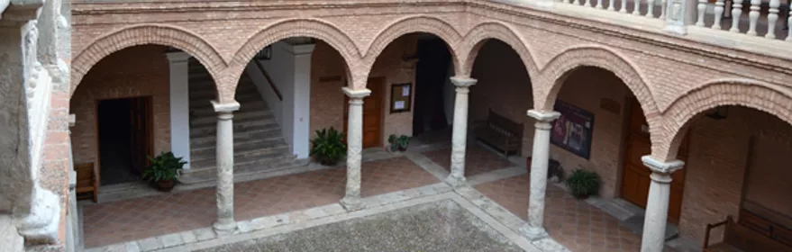 Patio porticado con galerías de ladrillo