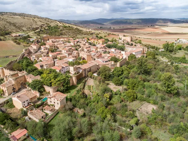 Vista aérea de villa medieval amurallada.