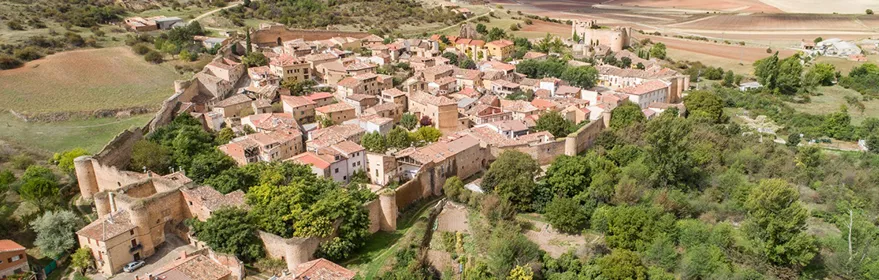 Vista aérea de villa medieval amurallada.