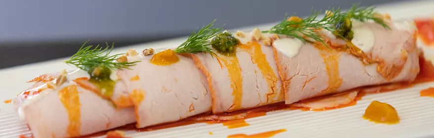 Rollo de carne con salsas y hierbas frescas