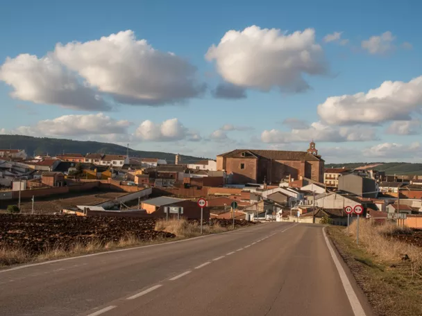 Vista de Castellar de Santiago desde la carretera de acceso con la iglesia parroquial destacando sobre el casco urbano.