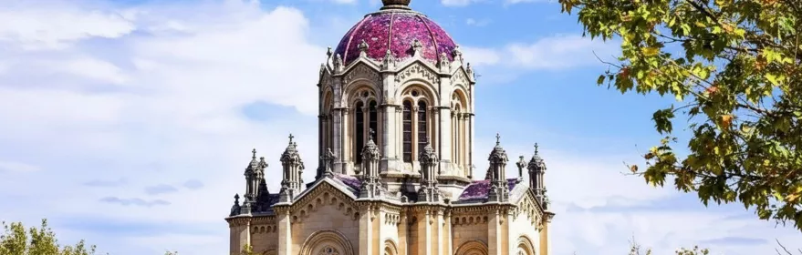 Cúpula ornamentada sobre edificio histórico.