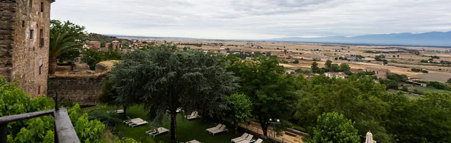 Jardín con tumbonas y vistas panorámicas al valle