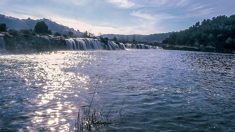 Cascada y lago en un entorno natural.