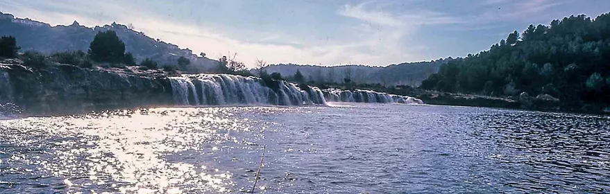 Cascada y lago en un entorno natural.