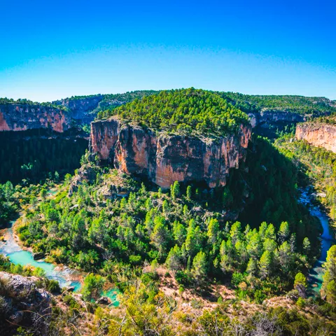 Hermoso paisaje de montañas, vegetación y río