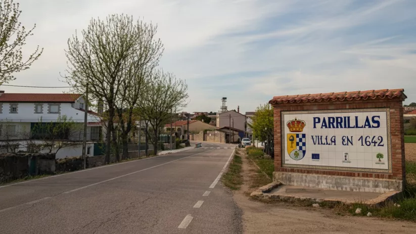 Carretera de entrada al pueblo junto a un muro con azulejos