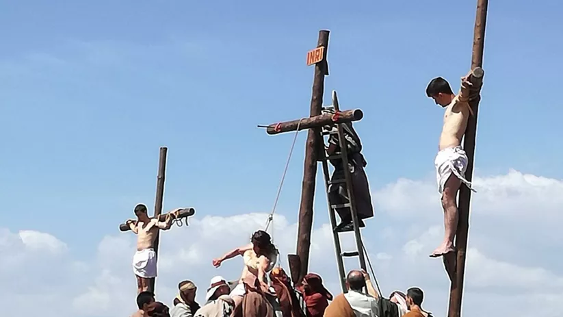 Tres cruces en recreación de la Pasión.