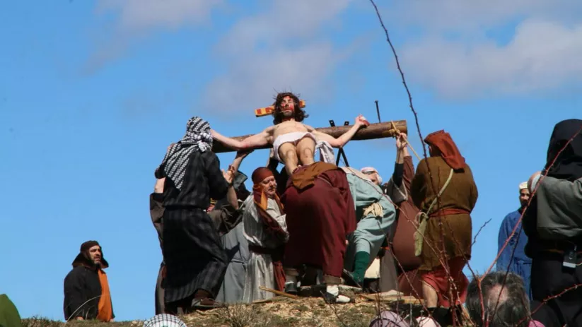 Crucifixión en representación de la Pasión.