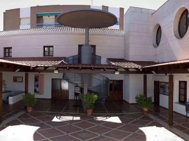 Patio interior con arquitectura tradicional y estructura circular moderna