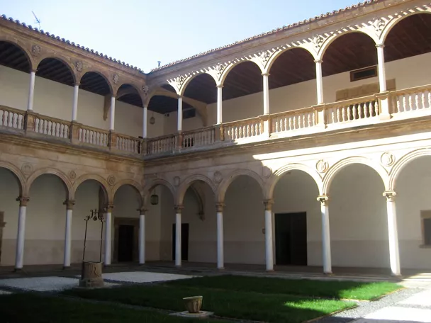 Claustro con arcos y patio ajardinado