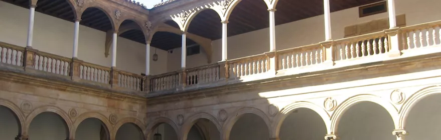 Claustro con arcos y patio ajardinado