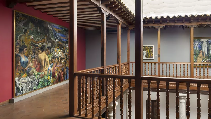 Patio interior con columnas y galería de madera