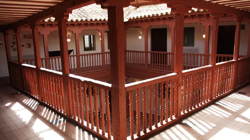 Patio interior con galerías de madera y luz natural