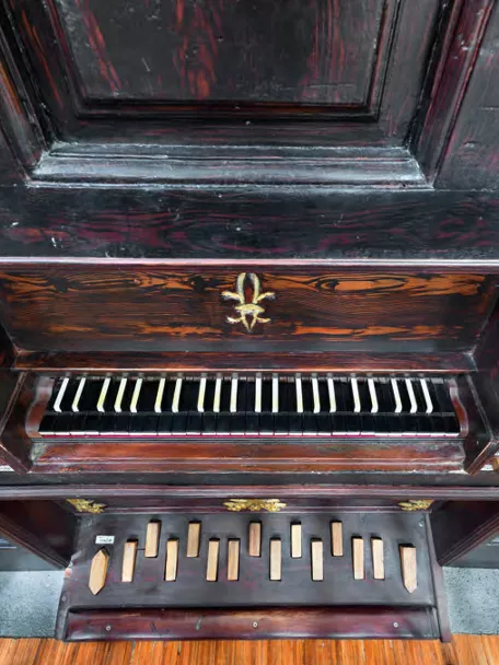 Teclado y pedalera de órgano histórico de iglesia