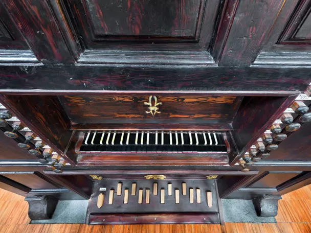 Teclado y pedalera de órgano histórico de iglesia