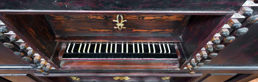 Teclado y pedalera de órgano histórico de iglesia