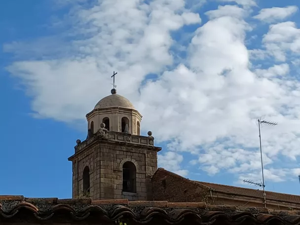 Campanario con cúpula visto sobre tejados