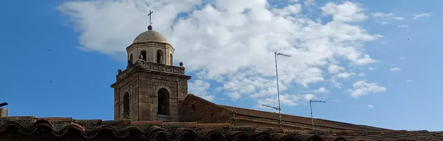 Campanario con cúpula visto sobre tejados