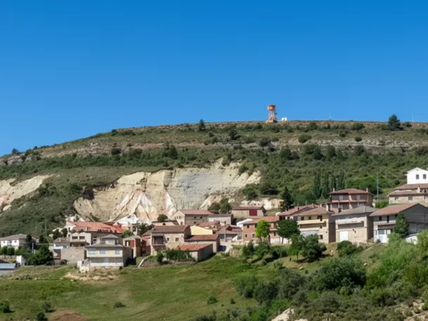 Pueblo en ladera verde