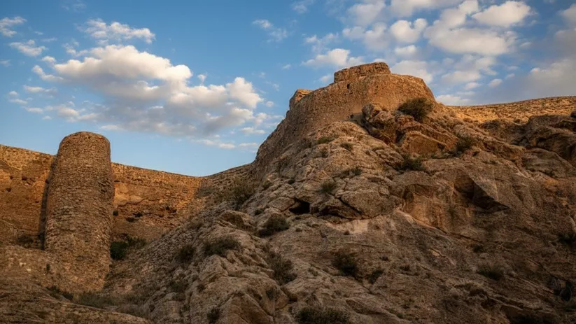 Escultura tradicional con molino al fondo