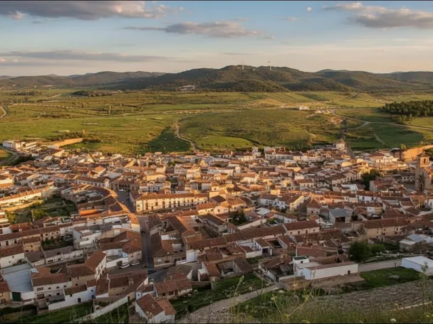 Vista panorámica del casco urbano rodeado de campos