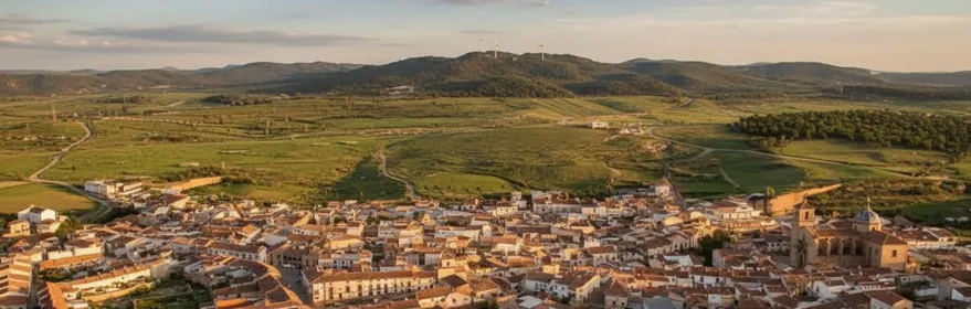 Vista panorámica del casco urbano rodeado de campos