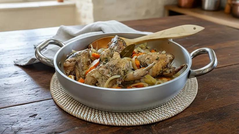 Perdiz guisada en cazuela tradicional