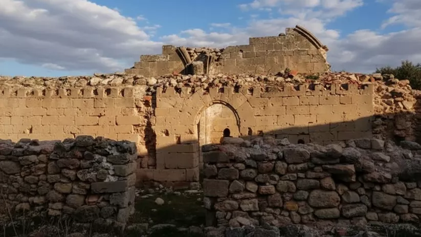 Ruinas de antigua construcción en piedra en el entorno rural de Peñascosa bajo cielo nublado.
