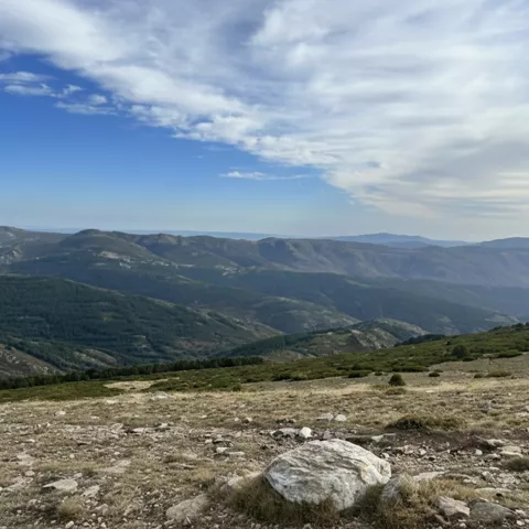 Amplia panorámica de cordillera bajo cielo despejado.