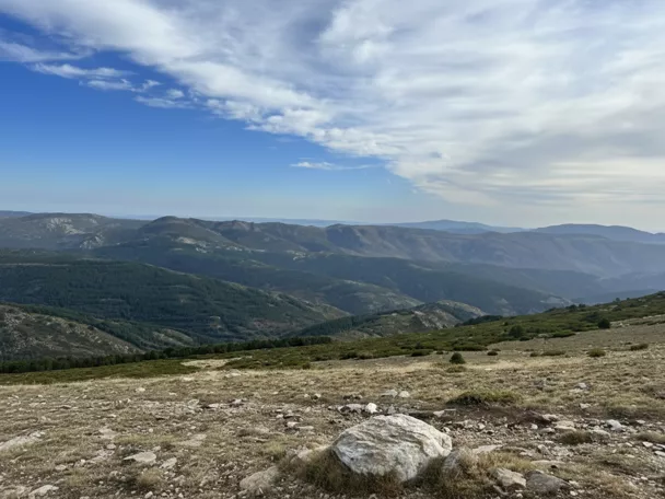Amplia panorámica de cordillera bajo cielo despejado.