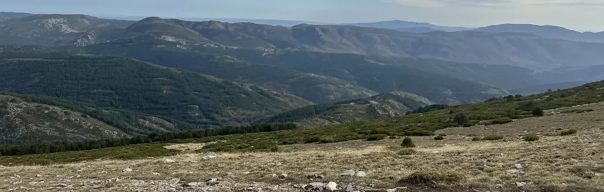 Amplia panorámica de cordillera bajo cielo despejado.