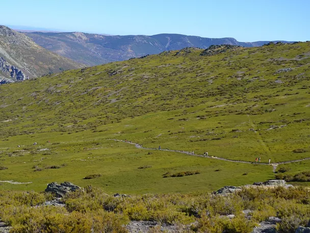 Senderismo en paisaje de montaña.