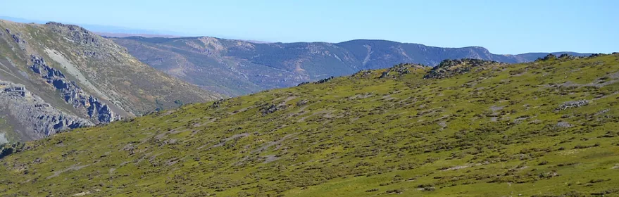 Senderismo en paisaje de montaña.
