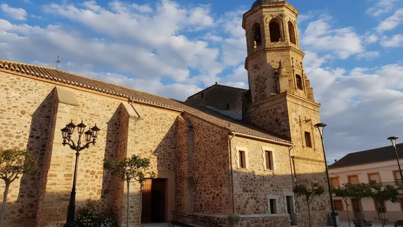 Vista lateral de la iglesia parroquial de Picón (Ciudad Real), arquitectura religiosa tradicional.