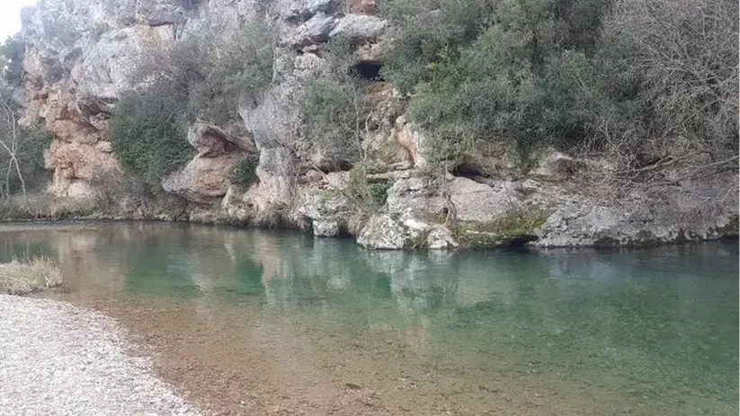 Playeta o zona de baño en el río Cabriel a su paso por Villora