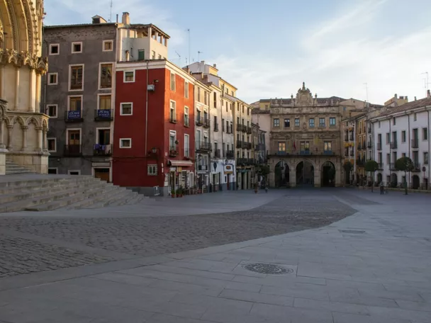 Plaza histórica con edificios de colores y fachada monumental