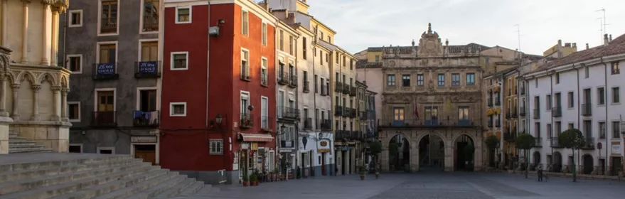 Plaza histórica con edificios de colores y fachada monumental