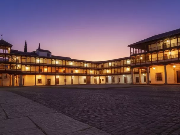Plaza porticada iluminada al atardecer