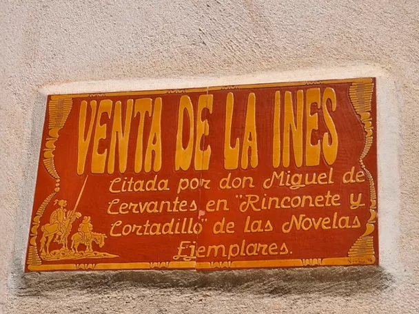 Placa cerámica histórica en fachada encalada