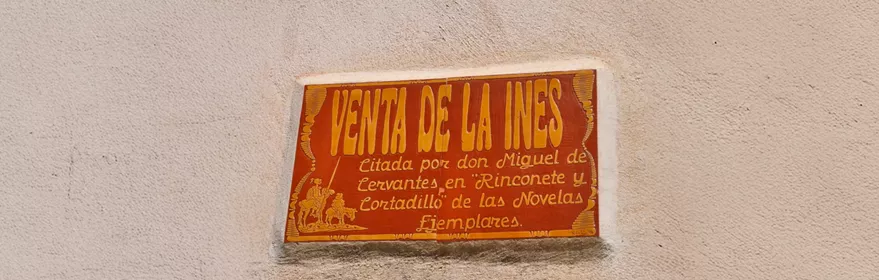Placa cerámica histórica en fachada encalada